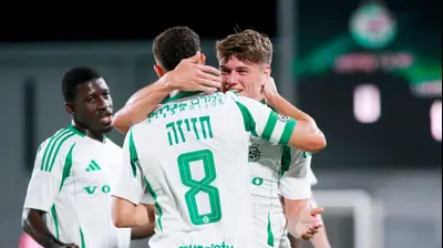 עילי פיינגולד עם דולב חזיזה שחקני מכבי חיפה חוגגים. קובי אליהו