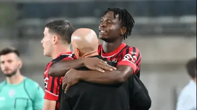 אנדרו אידוקו הפועל ירושלים חוגג עם זיו אריה. ברני ארדוב