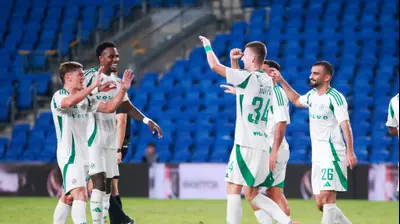 שחקני מכבי חיפה חוגגים עם אולכסנדר סירוטה. קובי אליהו