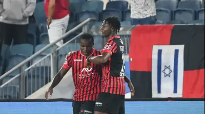 אנדרו אידוקו חוגג עם סדריק דון הפועל ירושלים. ברני ארדוב