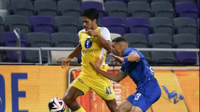 שחקן מכבי תל אביב דור פרץ ליד שחקן עירוני טבריה בן והבה. דני מרון