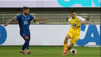 שחקן מכבי תל אביב נמניה סטואיץ' ליד שחקן עירוני טבריה סטניסלב בילנקי. דני מרון