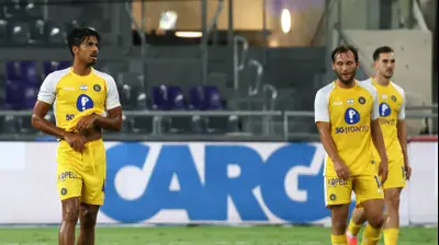 שחקן מכבי תל אביב דור פרץ מאוכזב לצד יוריס ואן אובריים. דני מרון