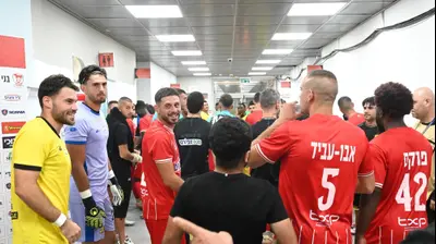 שחקני מכבי נתניה לצד שחקני בני סכנין בזמן האזעקות. ברני ארדוב