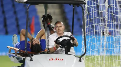 מוחמד כנעאן קשר מ.ס. אשדוד מפונה מהמגרש אחרי שנפצע. שלומי גבאי