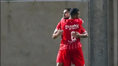 עילאי אלמקייס חוגג עם אלכסנדר רמאלינגום בני סכנין. ברני ארדוב