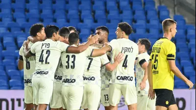 שחקני מכבי תל אביב חוגגים. ברני ארדוב