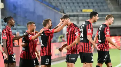 שחקני הפועל ירושלים חוגגים עם עומר אגבדיש. ברני ארדוב
