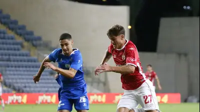יוני סטויאנוב שחקן הפועל באר שבע עובר את גיא דזנט שחקן מכבי פתח תקוה. אודי ציטיאט