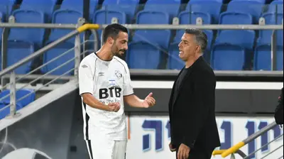 דן איינבינדר לצד מאמן הפועל חדרה חיים סילבס. ברני ארדוב