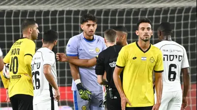 דקל צינו שופט כדורגל עם כרטיס אדום לשוער מכבי נתניה עומר ניראון. ברני ארדוב