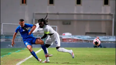 ג'ורדן בוטאקה שחקן עירוני טבריה מול עידן ורד שחקן מכבי פתח תקוה. קובי אליהו