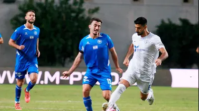 פיראס אבו עקל שחקן עירוני טבריה לפני אלון אזוגי שחקן מכבי פתח תקוה. קובי אליהו