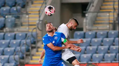 שי קונסטנטין שחקן עירוני טבריה מול מוחמד הינדי שחקן מכבי פתח תקוה. קובי אליהו