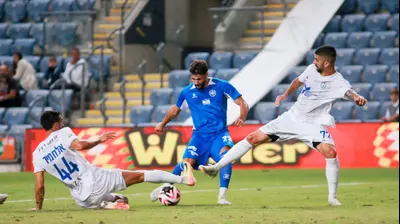 ויטאלי דמשקאן שחקן מכבי פתח תקוה בועט מול שי קונסטנטין, חאתם עבד אלחמיד שחקני עירוני טבריה. קובי אליהו