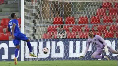 אלפרדו סטיבנס עירוני קרית שמונה מחמיץ פנדל מול רועי משפתי שוער מכבי תל אביב. דני מרון