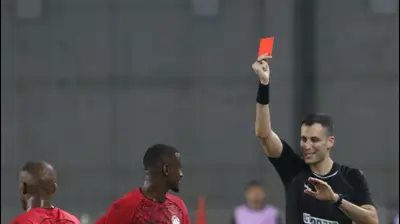 יואב מזרחי שופט כדורגל מרחיק את עבדולאי סיסה הפועל חדרה. שלומי גבאי