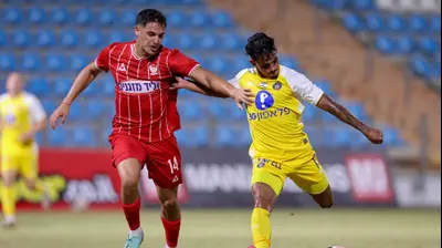 ווסלי פטאצ'י מכבי תל אביב לצד איתי בן חמו בני סכנין. מאור אלקסלסי