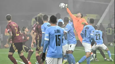 דניאל פרץ שוער נבחרת ישראל הודף מול נבחרת בלגיה. ATTILA KISBENEDEK/AFP,GettyImages