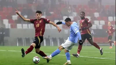 אוסקר גלוך שחקן נבחרת ישראל בועט מול אמין אל דאחיל שחקן נבחרת בלגיה. רויטרס