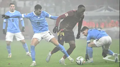 מנור סולומון, דין דוד שחקני נבחרת ישראל מול דודי לוקבאקיו שחקן נבחרת בלגיה. ATTILA KISBENEDEK/AFP,GettyImages