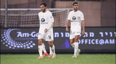 רז שלמה, יוריס ואן אובריים שחקני מכבי תל אביב מאוכזבים. מאור אלקסלסי