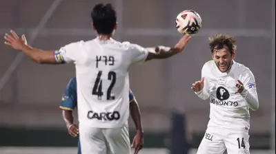 יוריס ואן אובריים שחקן מכבי תל אביב. מאור אלקסלסי