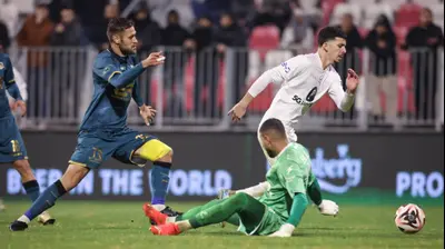 דור תורג'מן שחקן מכבי תל אביב עובר את נמניה ליובסבלייביץ' והשוער עומר נחפאווי שחקני מכבי בני ריינה. מאור אלקסלסי