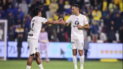 ערן זהבי שחקן מכבי תל אביב מקבל את סרט הקפטן מידי דור פרץ. מאור אלקסלסי