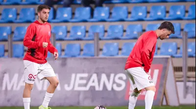 נועם בן הרוש לצד גיא מלמד שחקני הפועל חיפה. מאור אלקסלסי