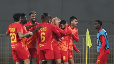 שחקני מ.ס. אשדוד חוגגים. ברני ארדוב