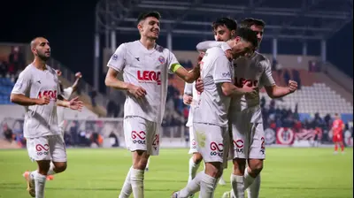 שחקני הפועל חיפה חוגגים עם גיא מלמד. מאור אלקסלסי