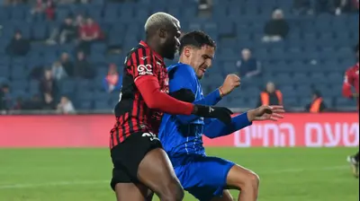 איתי בן חמו שחקן בני סכנין לפני איבה רנסום שחקן הפועל ירושלים. ברני ארדוב