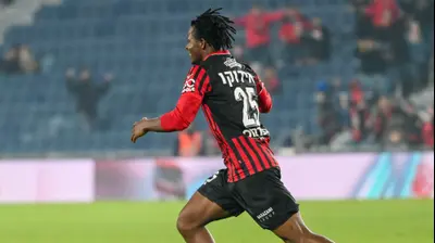 אנדרו אידוקו שחקן הפועל ירושלים חוגג שער. ברני ארדוב