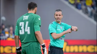 השופט אוהד אסולין מזהיר את מרקו וולף שוער מכבי פתח תקוה. אריאל שלום