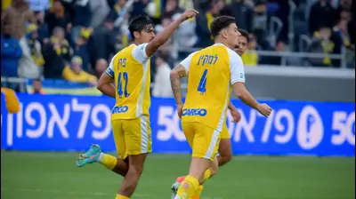 דור פרץ שחקן מכבי תל אביב חוגג שער, לצדו סתיו למקין. אריאל שלום