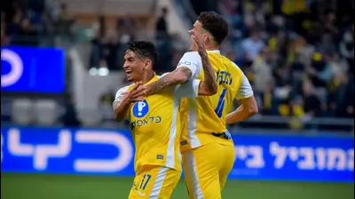 ווסלי פטאצ'י שחקן מכבי תל אביב חוגג שער עם סתיו למקין. אריאל שלום