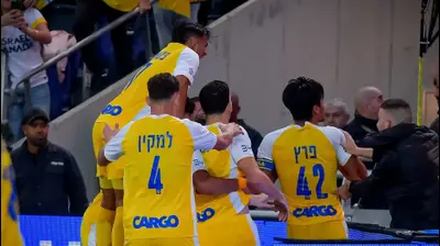 שחקני מכבי תל אביב חוגגים. אריאל שלום