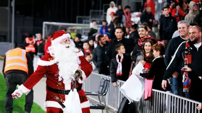 סנטה קלאוס במשחק של בני ריינה נגד הפועל חיפה. קובי אליהו