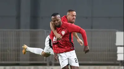 ג'יימס אדניי שחקן הפועל חדרה חוגג שער, מאחוריו תומר לוי. דני מרון