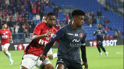 אווקה אשטה שחקן הפועל ירושלים לפני עבדולאי סיסה שחקן הפועל חדרה. דני מרון