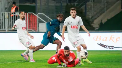 שחקן בני ריינה, אזקיאל הנטי, מול שחקן הפועל חיפה דור מלול. קובי אליהו