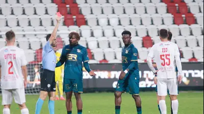 השופט גל לוי שולף כרטיס אדום למוחמד אוסמן, בני ריינה. לצדו אזקיאל הנטי. קובי אליהו