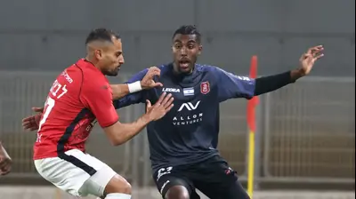 איינאו פרדה שחקן הפועל ירושלים מול דיא לבאבידי שחקן הפועל חדרה. דני מרון