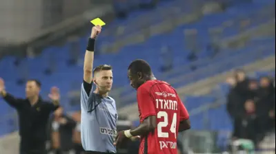 השופט דקל צינו שולף כרטיס צהוב לעבר ממאדו אמבוג' שחקן הפועל חדרה. שלומי גבאי