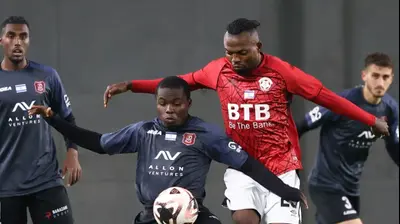 סדריק דון שחקן הפועל ירושלים לפני ג'יימס אדניי שחקן הפועל חדרה. דני מרון