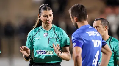 השופטת ספיר ברמן משוחחת עם מיגל ויטור, הפועל באר שבע. מאור אלקסלסי