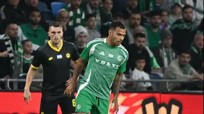 מתיאס נהואל שחקן מכבי חיפה לפני איגור זלאטנוביץ' שחקן מכבי נתניה. ברני ארדוב