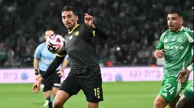 מאור לוי שחקן מכבי נתניה לפני איתן אזולאי שחקן מכבי חיפה. ברני ארדוב