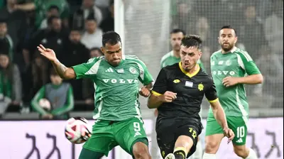 עוז בילו שחקן מכבי נתניה מול מתיאס נהואל שחקן מכבי חיפה. ברני ארדוב